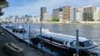 隅田川を水上バスでクルージング