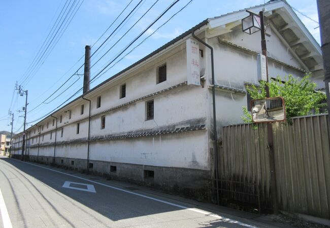 佐川町上町の中心を占めていて、高知県を代表する酒造所