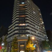 マンションの低層部にファサードが復元されています