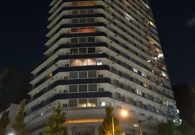 マンションの低層部にファサードが復元されています