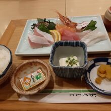 右上の壺が、イカ明太子食べ放題。