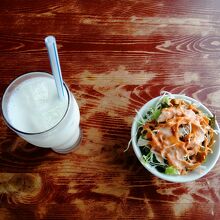 セットのドリンクとサラダ