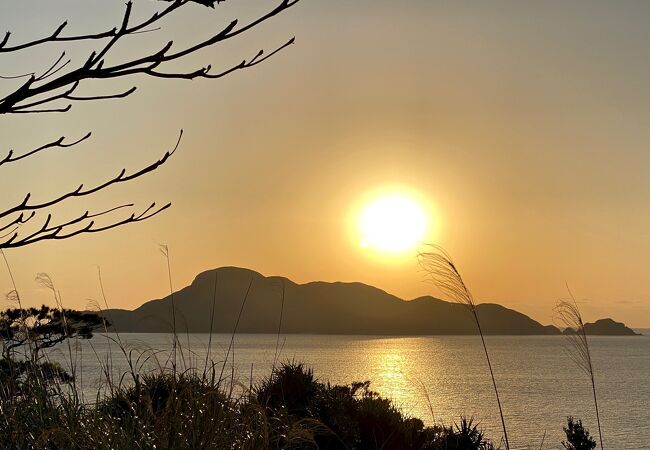 この島の象徴的な奇岩：サクバルと夕陽がと～っても美しい展望台（天城あまぐすく展望台／阿嘉島／慶良間諸島／沖縄）