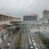 部屋から駅前を望む