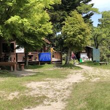 宝満山キャンプ場。左奥山小屋、右手にバイオトイレです。