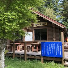 宝満山キャンプ場の山小屋。青い看板は注意書きです。