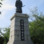 福岡市民の憩いの場、西公園の下にある平野國臣像