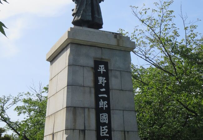 福岡市民の憩いの場、西公園の下にある平野國臣像