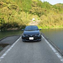 車はすれ違えないので、対向車がいればたもとで待ちます