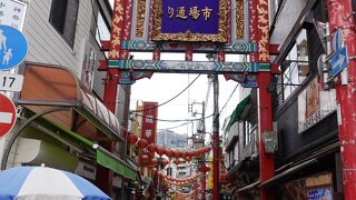 「市場通り」の両端に門があります