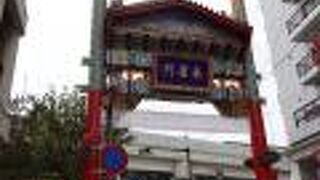 門柱の上には「朱雀」の姿が