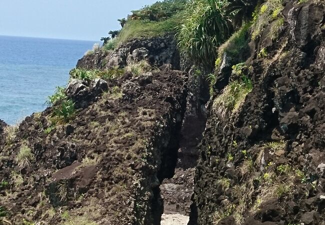 割れ岩の先に絶景があります