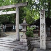 ビル街の中でも木々が多い神社