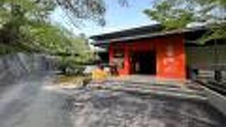 高橋由一の作品が並ぶ美術館