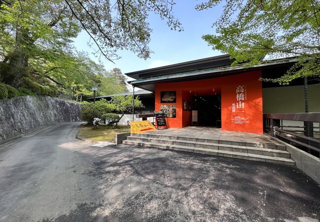 高橋由一の作品が並ぶ美術館