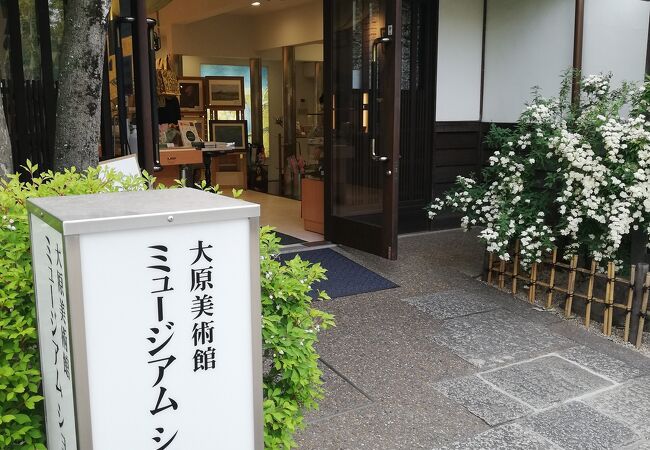 美術館外の通りからも入店可