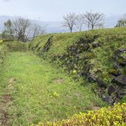 東北最古の野面積の石垣があります