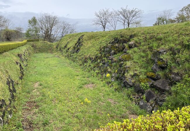東北最古の野面積の石垣があります
