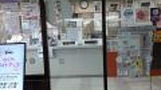 駅を出てすぐです。