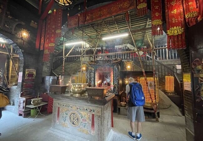 熱心にお参りする人も