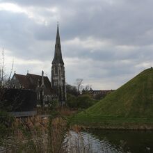 教会とカステレット要塞