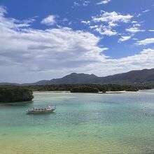 海に浮かぶグラスボート