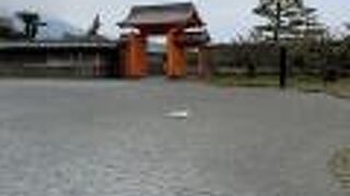 御殿に至る仙巌園正門