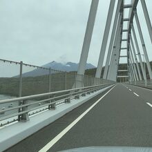 地続きですが、桜島への上陸は橋を渡ります