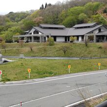 道の駅から見る美術館。手前は国道。