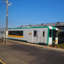 岩出山駅で普通列車と行き違い