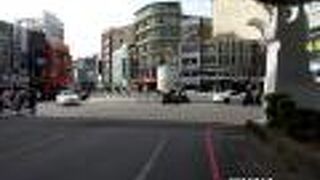 中央噴水池がある場所です。魅力的なモニュメントがあります。