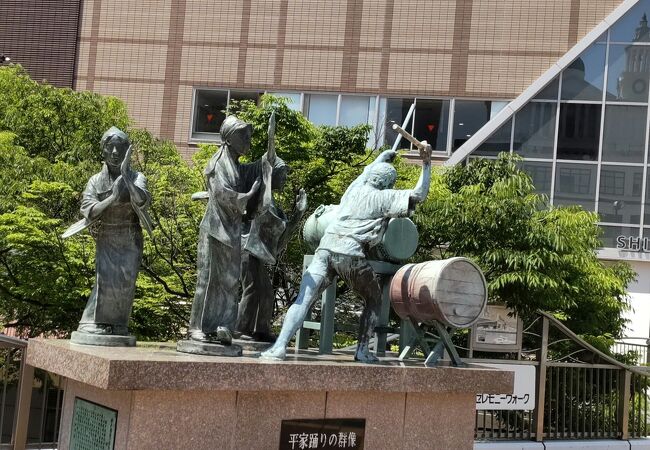 下関駅前の銅像