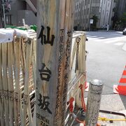 交通量も多く、坂を上り切ったところが６差路になっています