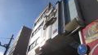 活気ある商店街です