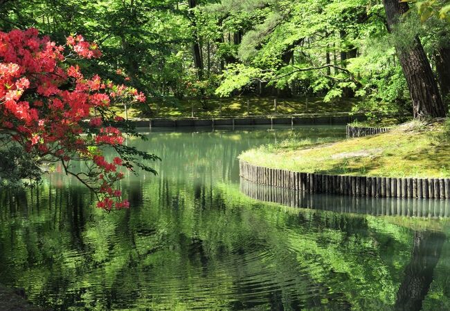 新緑の頃には、旧有備館の佇まいも池に映る庭の緑も美しい