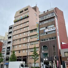 左の建物です（翌朝撮影）