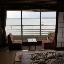 部屋からは、能登の湾が一望