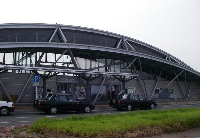 オシャレな駅舎