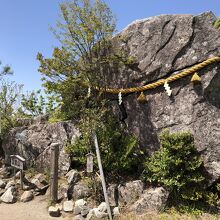 宝満山頂にある竈門岩、高さ3.5ｍほどあります。