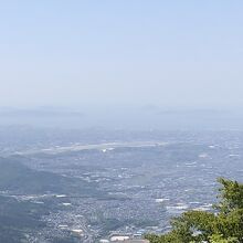福岡市街地の景色です。中央が福岡空港の滑走路です。