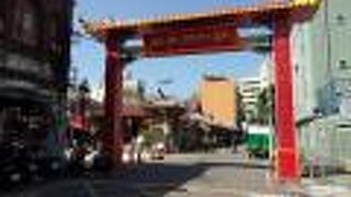 大きな門があります。