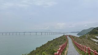 ハイキングで空港と海が見えます