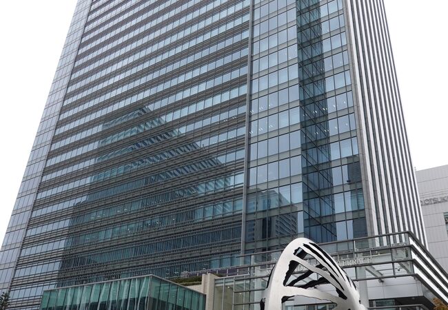 「桟橋の広場」に面して建ちます