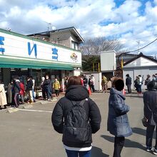 休日となれば店の外にまで行列ができる