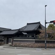 角にある立派なお寺