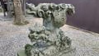 可愛い逆さ狛犬は必見