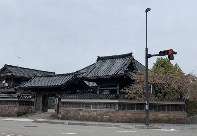 角にある立派なお寺