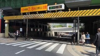 明神坂を下った先にある。