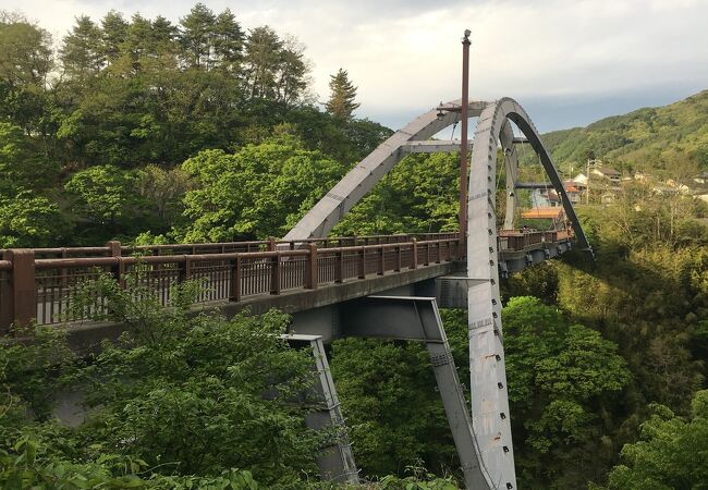 高遠湖を望む高台の橋