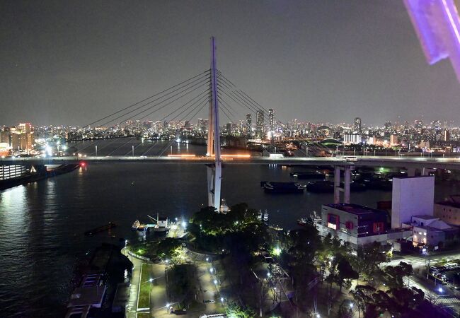 大観覧車から眺める夜の天保山大橋